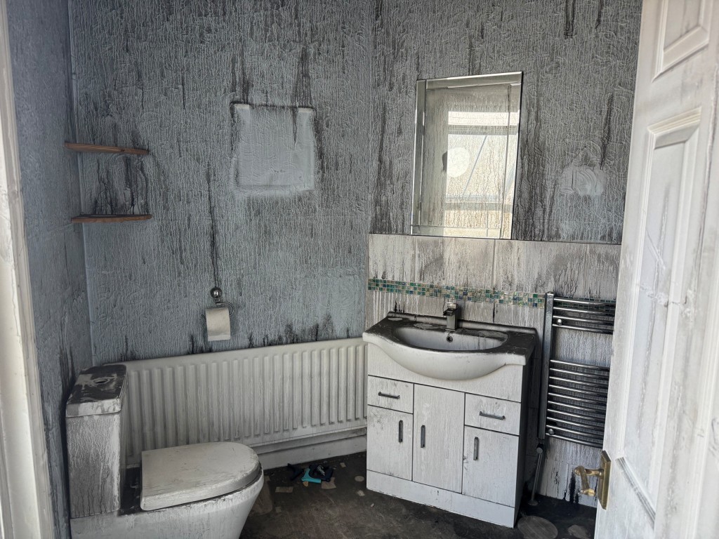 Lot: 42 - FIRE-DAMAGED HOUSE FOR REPAIR AND IMPROVEMENT - Bathroom